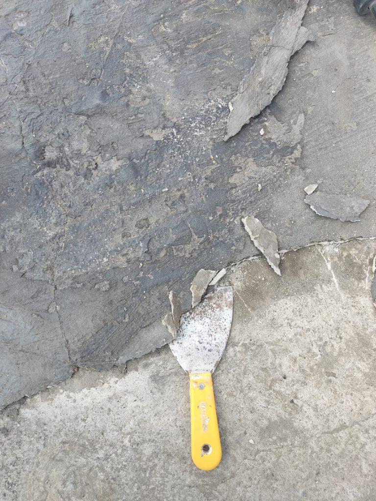 Raspar con espátula residuos de cemento